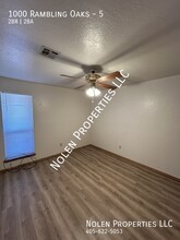 1000 Rambling Oaks Dr in Norman, OK - Building Photo - Building Photo