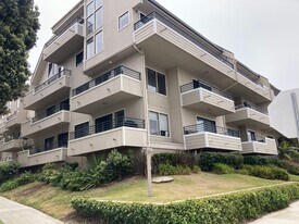 700 Esplanade in Redondo Beach, CA - Building Photo