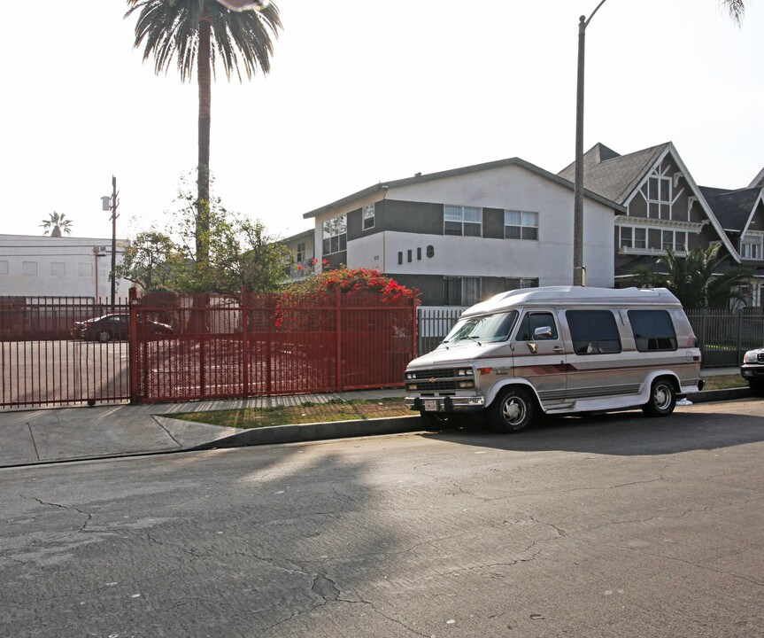 1118 S Lake in Los Angeles, CA - Building Photo