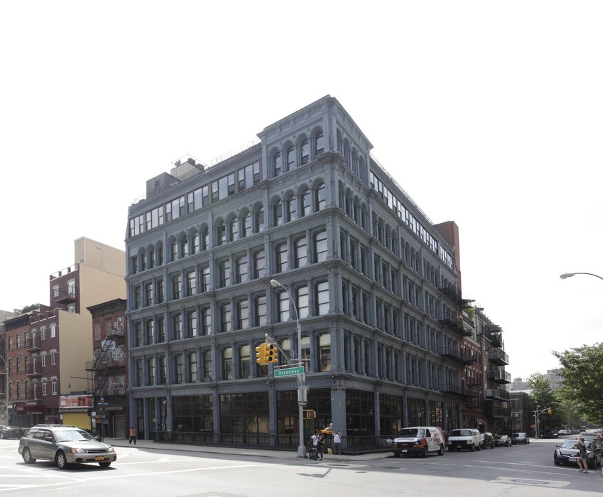 138 Broadway in Brooklyn, NY - Foto de edificio