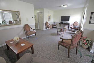 45 Highland St, Unit #108 in West Hartford, CT - Foto de edificio - Building Photo