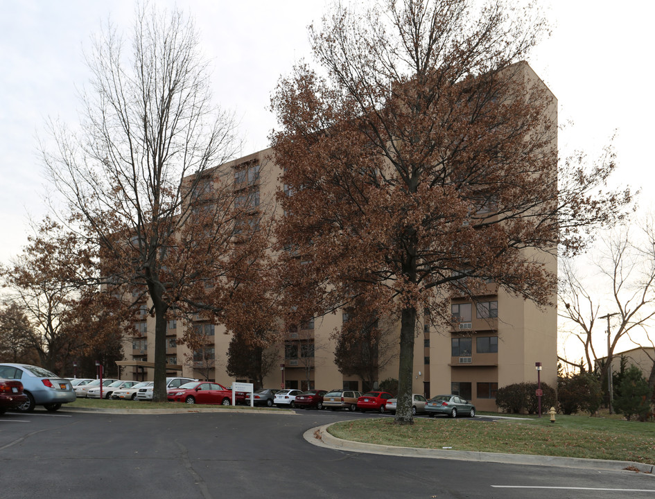 Olathe Towers in Olathe, KS - Foto de edificio