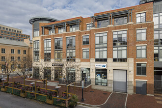 The Condominiums At Carlyle Square in Alexandria, VA - Foto de edificio - Building Photo