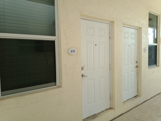 8950 SW 69th Ct in Pinecrest, FL - Foto de edificio - Building Photo