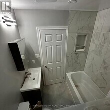 2877A St Clair Ave E in Toronto, ON - Building Photo - Building Photo