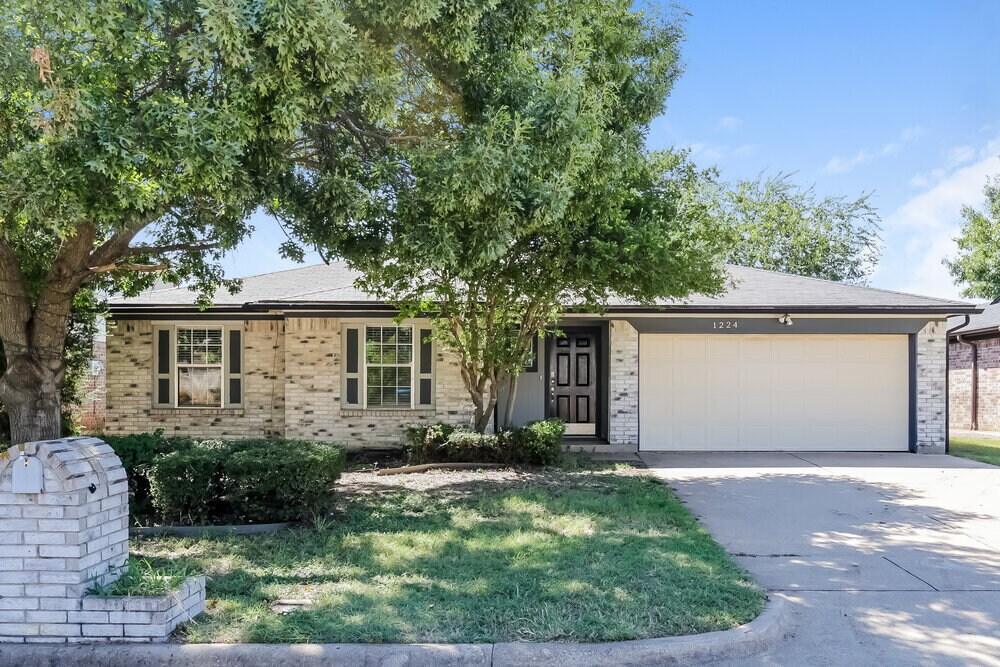 1224 Nicole Way in Burleson, TX - Building Photo