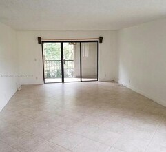 309 Lakeview Dr in Weston, FL - Building Photo - Building Photo