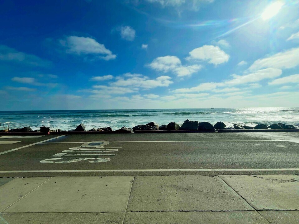 522 S The Strand in Oceanside, CA - Building Photo