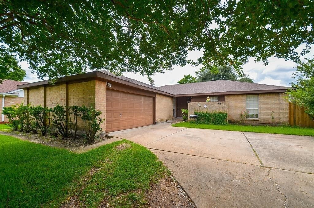 13107 Northfleet Dr in Houston, TX - Building Photo