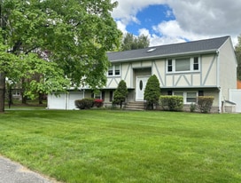 19 Independence Rd in Bedford, MA - Building Photo