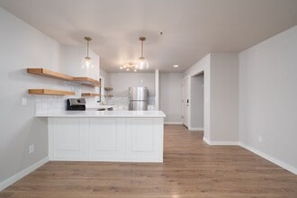 720 NW Naito Pkwy in Portland, OR - Foto de edificio - Building Photo