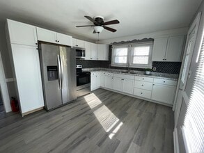 31 Francis Ave in Enfield, CT - Building Photo - Building Photo