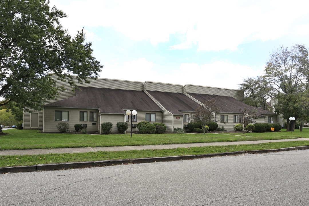 CedarBrook Apartments in Barberton, OH - Building Photo