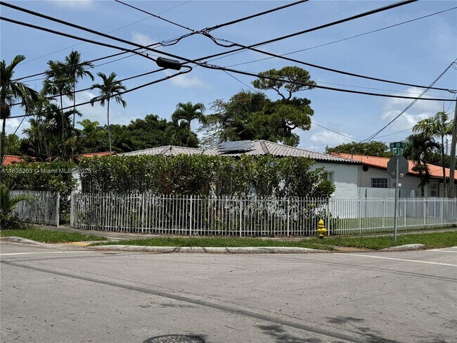 3001 SW 19th St in Miami, FL - Building Photo - Building Photo