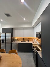 160 NW 27th St, Unit A3 in Miami, FL - Foto de edificio - Building Photo
