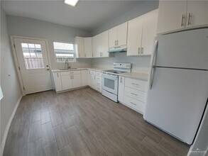 1318 W Harrison Ave in Alton, TX - Foto de edificio - Building Photo