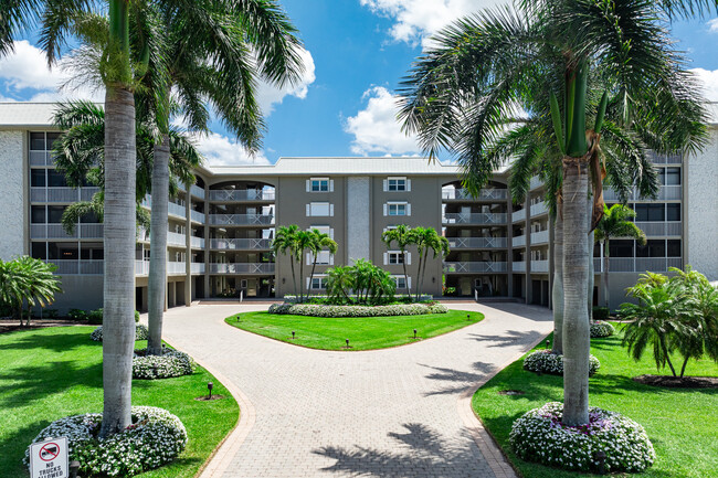 Windsor Court in Naples, FL - Foto de edificio - Building Photo