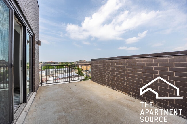 2533 W Fullerton Ave, Unit 03 in Chicago, IL - Building Photo - Building Photo