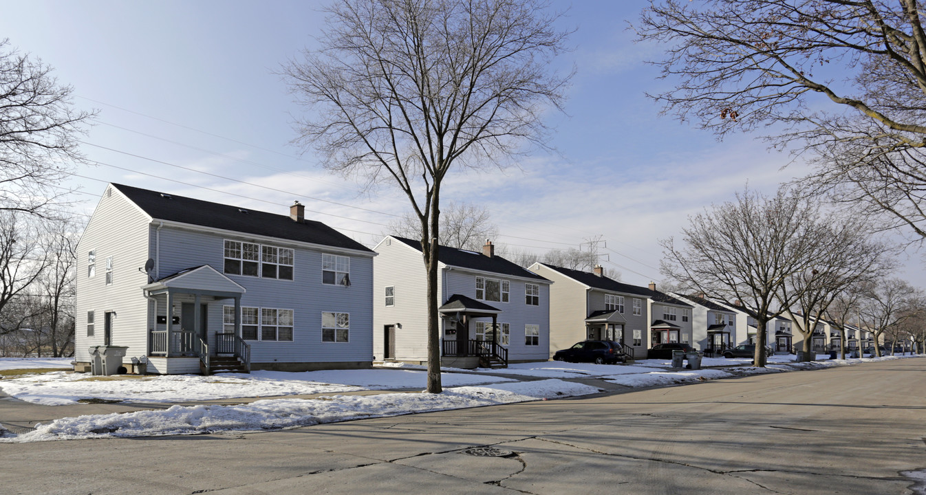 Long Island Place Apartments in Milwaukee, WI - Building Photo