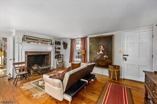 64 Center St in Clinton, NJ - Building Photo