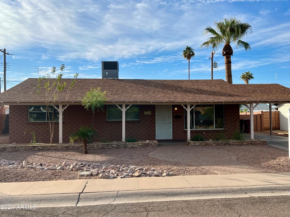 8137 E Indianola Ave in Scottsdale, AZ - Foto de edificio