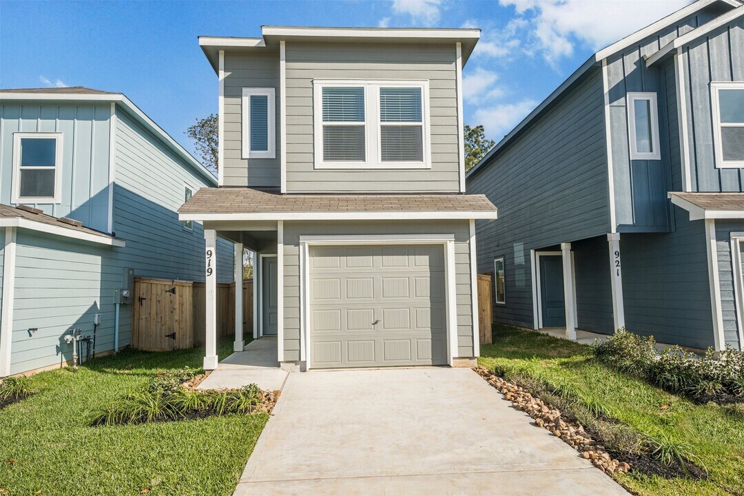 919 Pertuso Ln in Huffman, TX - Building Photo