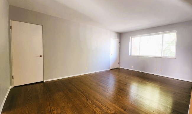 7874 Big Bend Blvd in Webster Groves, MO - Foto de edificio - Building Photo