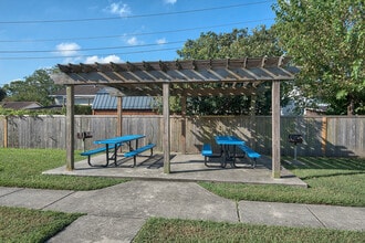 The Pines Apartments in Terrytown, LA - Building Photo - Building Photo