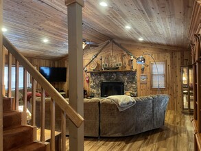 42621 Falcon Ave in Big Bear Lake, CA - Building Photo - Building Photo