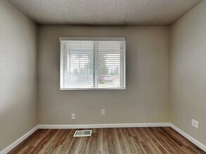 33817 35th Pl SW in Federal Way, WA - Foto de edificio - Building Photo