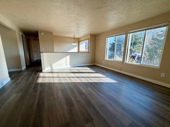 2333 Cliff Swallow Dr in Sandy, UT - Building Photo - Building Photo