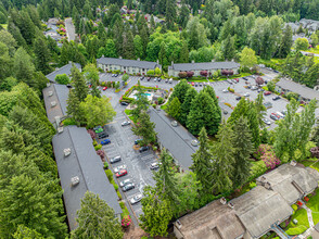 Condos On The Green in Renton, WA - Foto de edificio - Building Photo