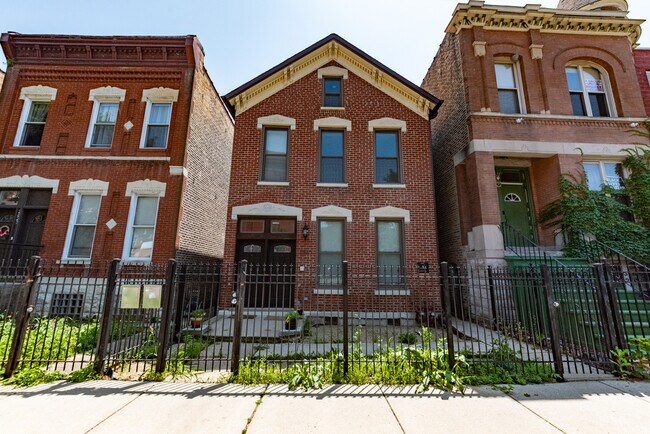 2627 W Hirsch St, Unit # 02 in Chicago, IL - Building Photo - Building Photo