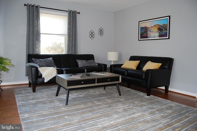 6860 Engle Molers Rd in Shepherdstown, WV - Foto de edificio - Building Photo