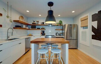 2057 Middle St in Sullivans Island, SC - Building Photo