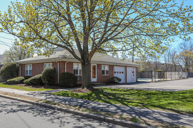 Garden Grove Condominium in Waltham, MA - Foto de edificio - Building Photo