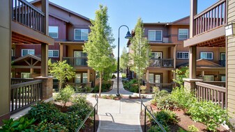 Sunset Crossing in Beaverton, OR - Building Photo