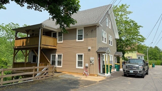 16 Cove Ct, Unit B in Rochester, NH - Foto de edificio