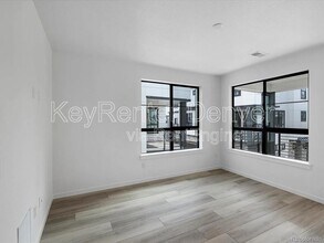 2054 S Holly St in Denver, CO - Foto de edificio - Building Photo
