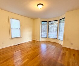 1568 Tremont St, Unit 1 in Boston, MA - Foto de edificio - Building Photo