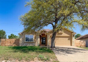 430 Summit Ridge Dr N in Lago Vista, TX - Building Photo