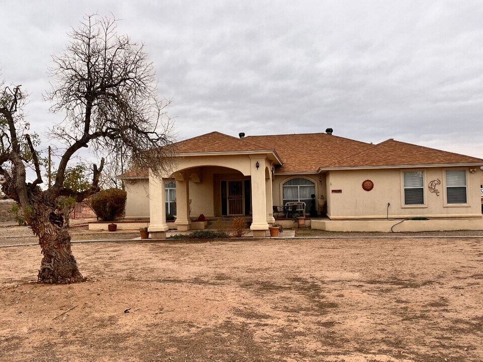 3635 Paradise Ln in Las Cruces, NM - Building Photo