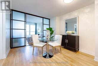 21 Hillcrest Ave in Toronto, ON - Building Photo - Building Photo