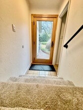 1550 Indian Valley Rd in Novato, CA - Foto de edificio - Building Photo