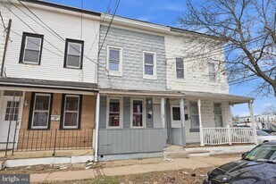 25 Lily St in Hamilton Township, NJ - Building Photo