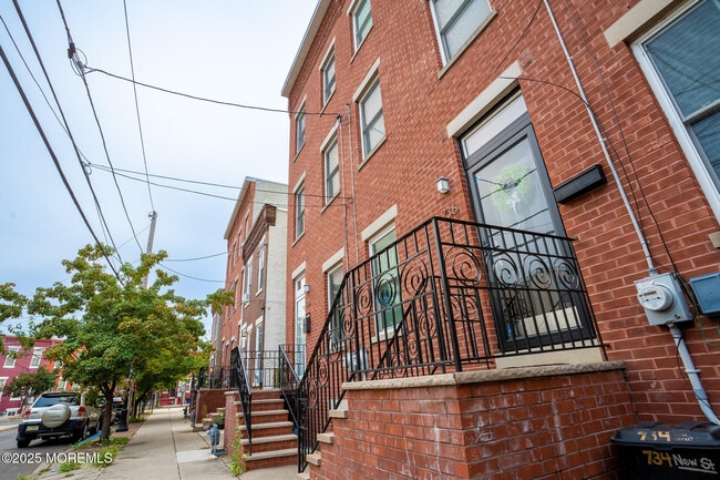 property at 736 New St