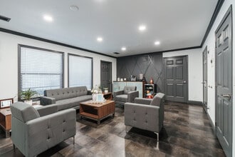 Bordeaux House Apartments in Atascadero, CA - Foto de edificio - Interior Photo