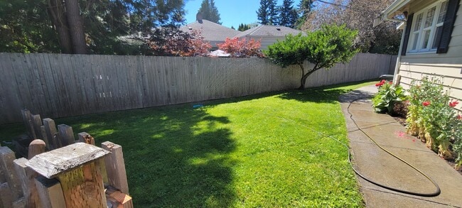 1002 E Victor St in Bellingham, WA - Building Photo - Building Photo