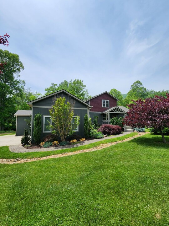 9 Creek Dr in Asheville, NC - Building Photo