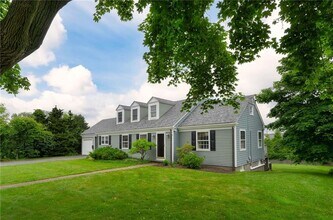 236 Eustis Ave in Newport, RI - Building Photo - Building Photo